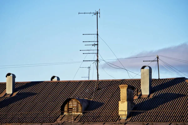 Oude analoge televisie antennes voor meter en decimeter bereiken op — Stockfoto