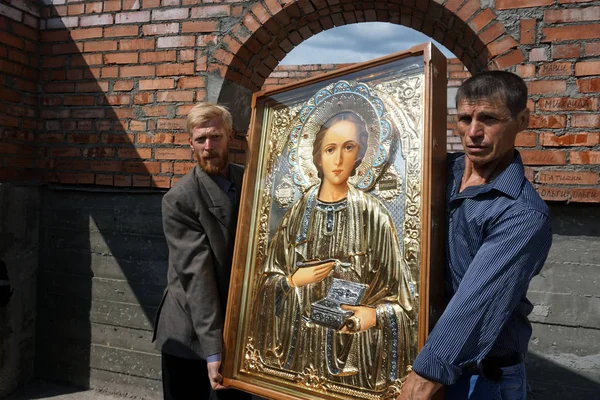 Rusya, Magnitogorsk şehir, Çelyabinsk - 9 Ağustos 2016. Müminler kilisenin yapım aşamasında Ortodoks kutsal kişilerin resmi getirmek. — Stok fotoğraf