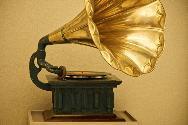 Gramophone Vintage Dans Une Teinte Dorée Vieille Musique Rétro — Photo