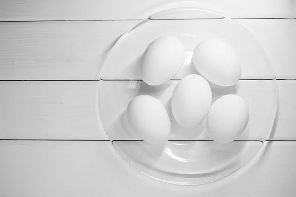 Λευκό Κοτόπουλο Αυγά Ένα Ελαφρύ Ξύλινο Τραπέζι Μαύρο Και Άσπρο — Φωτογραφία Αρχείου