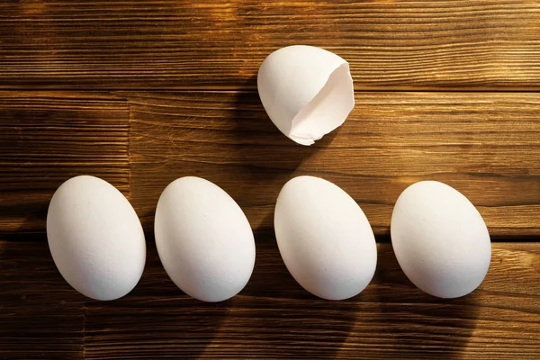 Λευκό Κοτόπουλο Αυγά Ένα Ξύλινο Τραπέζι Φυσικό Υγιεινή Διατροφή Δίαιτα — Φωτογραφία Αρχείου