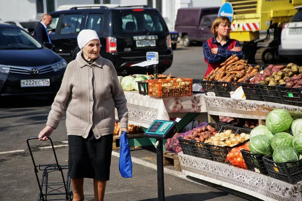 ロシア マグニトゴルスク都市 2018 ファームのストリート フェアで高齢女性の買い物客 都市の貧しい居住者のための野菜 — ストック写真