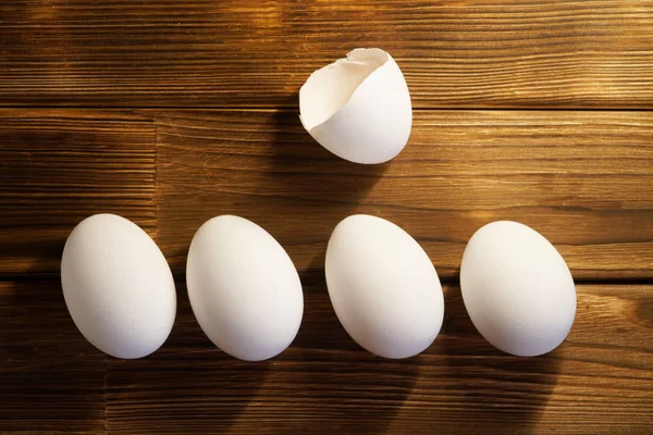 Λευκό Κοτόπουλο Αυγά Ένα Ξύλινο Τραπέζι Όλο Και Σπασμένα Φυσικό — Φωτογραφία Αρχείου