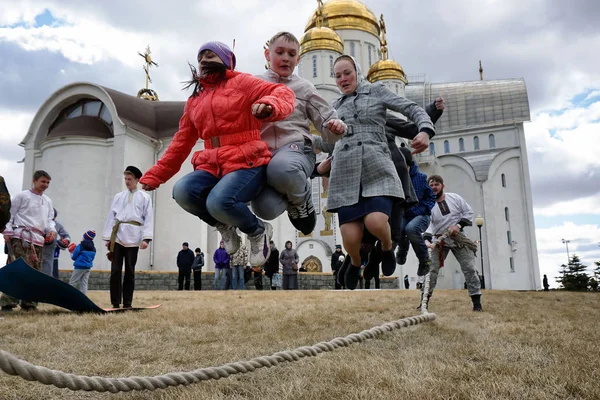 Russia, city of Magnitogorsk - April 12, 2015. Children  jump through the rope  at the traditional spring festival. — Stock Photo, Image