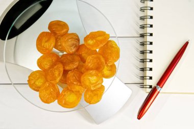 Sayma kalori, protein, yağ ve karbonhidrat yiyecek. Kuruyemiş - kayısı mutfak ölçeklerde. 