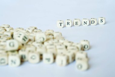 Kelime eğilim beyaz bir yüzey üzerine yerleştirilir. Birim çerçeve içinde. Popüler trendleri.                