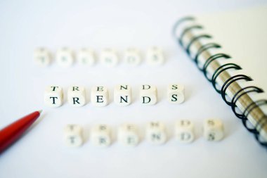 Moda trendleri seçme sorun. Kelime eğilim beyaz bir yüzeye dışarı atılır. 