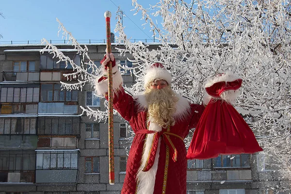 Slawischer Weihnachtsmann Großvater Frost Bringt Weihnachtsgeschenke Die Stadt Frohes Neues — Stockfoto