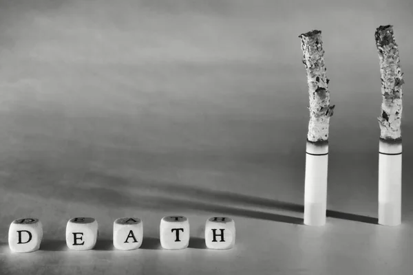 Ein schreckliches Bild über den Tod durch Rauchen. Bewegung für einen gesunden Lebensstil. — Stockfoto