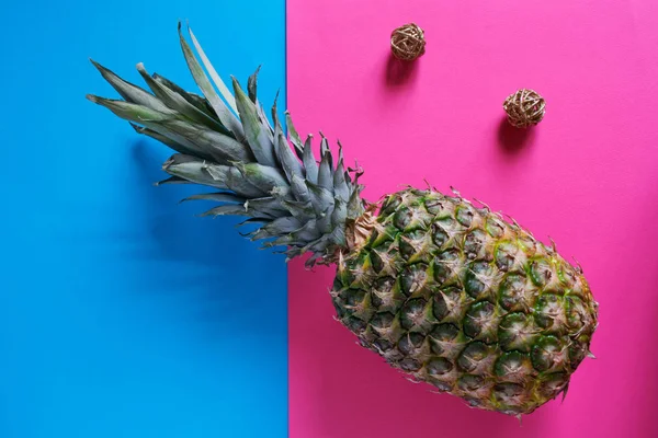 Verse Ananas Blauwe Roze Ondergrond Gezonde Voeding Horizontale Foto — Stockfoto