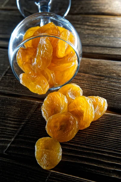 Abricots Secs Dans Verre Transparent Sur Une Surface Bois Fitness — Photo