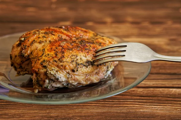 Ülke kahvaltı. Ahşap bir yüzey üzerinde şeffaf bir tabak içinde pişmiş tavuk göğsü.