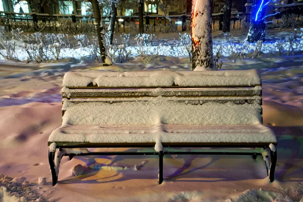Сніг Лавці Зимовій Нічній Площі Зимове Місто Вихідні Відпочинок Розслаблення — стокове фото