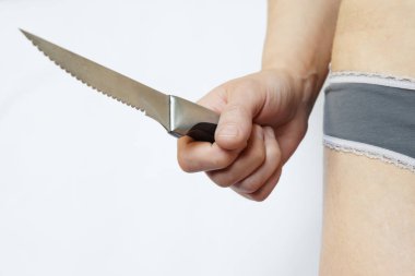 El çelik keskin bıçak beyaz arka plan üzerinde tutar. Aile içi şiddet sorunu. Savunma ve saldırı.                               