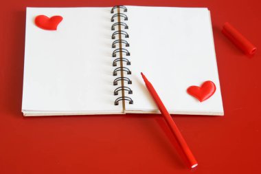 Kalpleri ve keçeli kalem kırmızı arka plan ile not etmek. Tebrikler Sevgililer günü için hazırlık. Şablon. St. Valentine's Day.                   