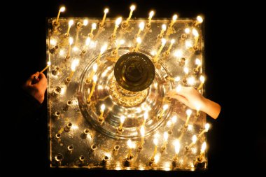 Rusya, şehir Magnitogorsk, - Ocak, 7, 2019. Işık mumlar şehir Ortodoks Kilisesi. Bu bir çok katlı çöküşü sırasında öldürdü anısına 31 Aralık 2018 bina. 39 ölü kişi.                               