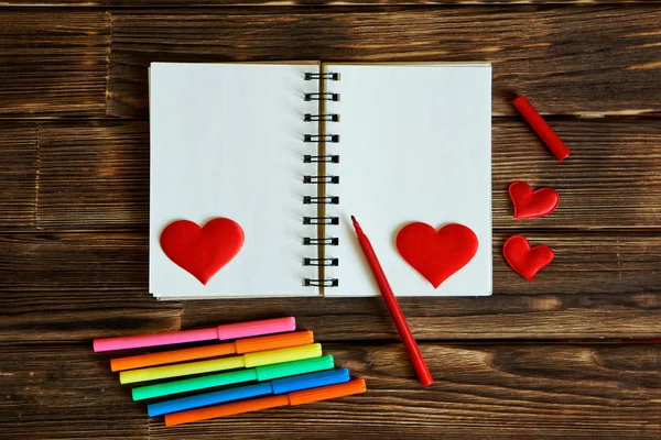 Blank Notepad Hearts Multi Colored Felt Tip Pens Wooden Background — Stock Photo, Image