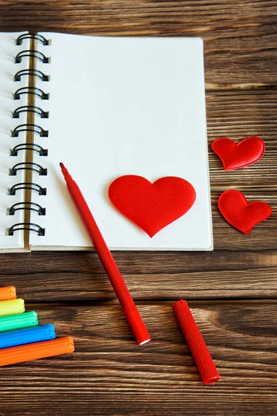 Blank Notepad Multicolored Felt Tip Pens Red Hearts Wooden Background — Stock Photo, Image