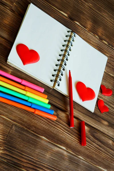 Blank Notepad Red Hearts Multi Colored Felt Tip Pens Wooden — Stock Photo, Image