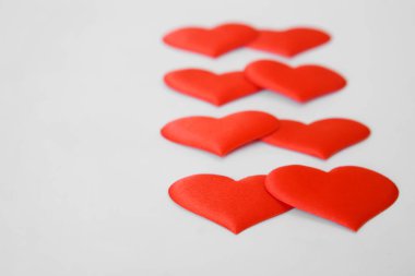 Beyaz bir arka plan üzerinde çift sekiz kırmızı kalpler yalan. Sevgililer Günü'nde hazırlık için tebrikler. Formu.                        