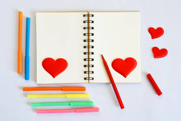 Blank Notepad Multicolored Felt Tip Pens Red Hearts White Background — Stock Photo, Image