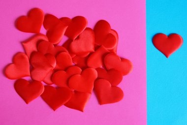 Pembe ve mavi yüzeyi kırmızı kalpler. Sevgi ve cinsiyet farklılıkları. Sevgililer günü için tebrikler.                            