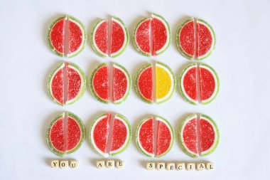 Resim olağandışı insanları motive etmek için. Marmelat sarı dilim birçok kırmızı olanlar arasında öne çıkmaktadır. Sen özelsin                               