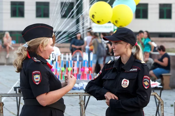 ロシア、都市マグニトゴルスク、- 2016 年 8 月 12 日。女の子ロシア警察の街頭パトロール中です。ロシアの警察. — ストック写真