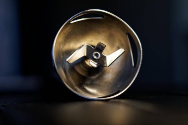 Bıçak meme karanlık bir arka plan üzerinde blender için döner. Yemek pişirmek için aygıt. Yakın çekim                             