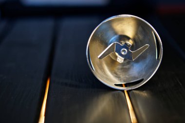 Bir keskin bıçak meme bir blender için bir siyah ahşap yüzeye yatıyor. Yemek pişirmek için aygıt. Yakın çekim                               