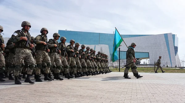 Astana, Kazakistan, - 2 maggio 2015. Soldati dell'esercito del Kazakistan sullo sfondo del museo nazionale . — Foto Stock