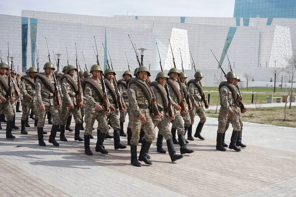 Astana, Kazakistan, - 2 maggio 2015. Il grado dei soldati dell'esercito kazako in forma storica . — Foto Stock