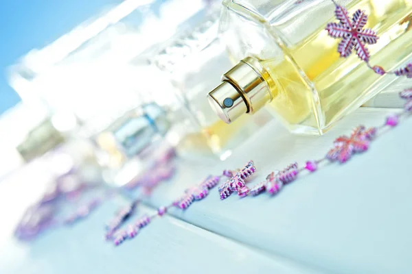 Butelek Perfum Przezroczysty Światło Niebieskie Tło Branży Kosmetycznej Obraz Jasnych — Zdjęcie stockowe