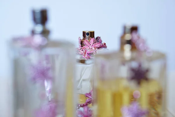 Spray Butelki Perfum Jasnym Tle Branży Kosmetycznej Obraz Jasnych Kolorach — Zdjęcie stockowe