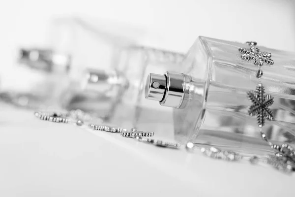 Butelek Perfum Przezroczyste Dozowników Leżą Białej Powierzchni Branży Kosmetycznej Czarno — Zdjęcie stockowe