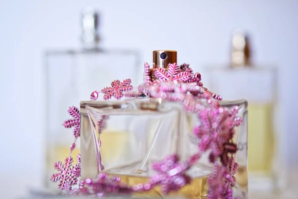 Spray Butelki Butelki Perfum Przezroczysty Jasnym Tle Branży Kosmetycznej Obraz — Zdjęcie stockowe