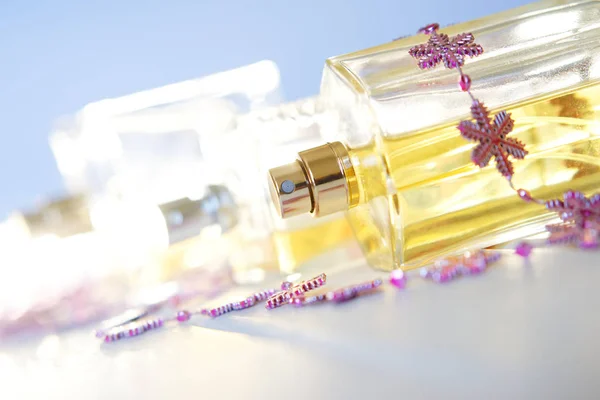 Butelek Perfum Przezroczysty Kolorowym Tle Branży Kosmetycznej Obraz Jasnych Kolorach — Zdjęcie stockowe