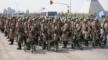 Astana, Kazakistan, - Mayıs, 2, 2015. Kazakistan ordu makineli tüfek ile tarihsel formunda askerleri. Dünya Savaşı'nda yıldönümü onuruna geçit açık prova. Asya orduları.                                