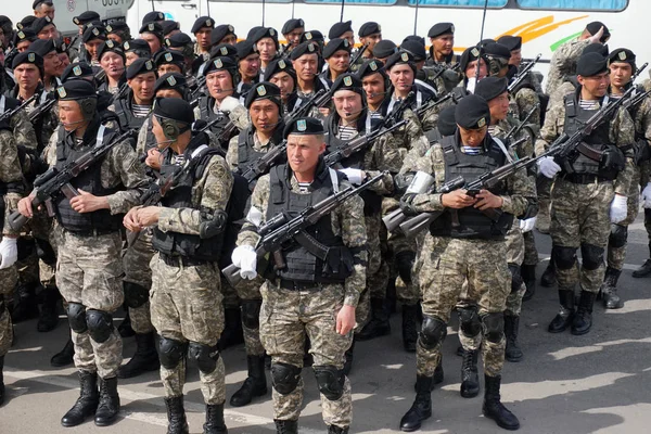 アスタナ カザフスタン 2015 第二次世界大戦での勝利の記念日の名誉のパレードのリハーサル中にカザフスタンの軍隊の兵士 海兵隊員 アジアの軍隊 カメラマンのための無料アクセス — ストック写真