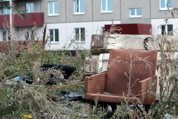 Olagliga Deponi Torrt Gräs Nära Höghus Utkanten Storstad — Stockfoto