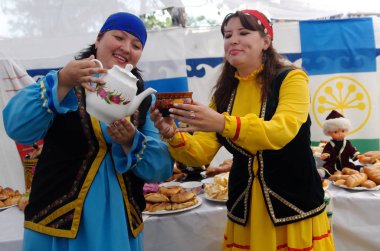 Magnitogorsk, Rusya Federasyonu - 14 Haziran 2014. Katılımcılar Sabantuy - pulluk ulusal tatil. Konuklar çay ve kımız ile tedavi. Açık Şehir Parkı, fotoğraf için ücretsiz erişim.