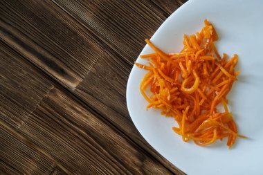  Marine havuç doğal ahşap çam arka plan üzerinde beyaz bir tabak içinde baharatlar ile. Egzotik Sovyet mutfağı.                              