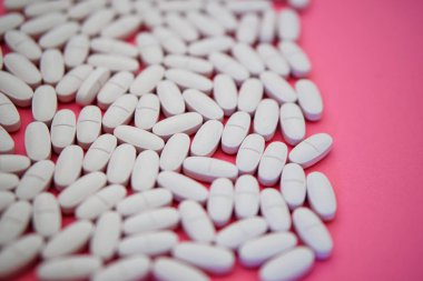 Dikdörtgen dizi yalan Tablet pembe bir arka plan üzerinde. Sağlık ve tıp. Sığ derinlik-in tarla                               