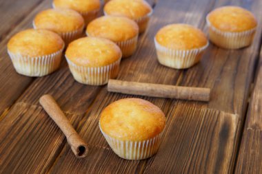 Tarçın ve taze altın kekler çam kalas ahşap yüzeyde yalan. Lezzetli ve sağlıklı gıda.