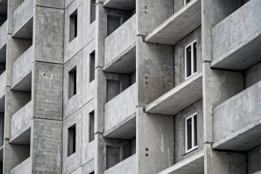 Çok katlı apartman inşaat son aşamasında. Bitmemiş.