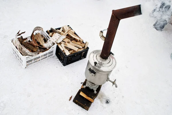 En kokande samovar står i snön under en ryska vintern pic — Stockfoto
