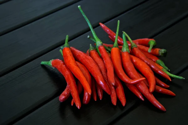 Röd chili skida ligga på svarta styrelser — Stockfoto