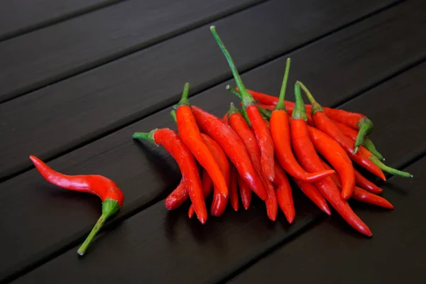 Vainas de chile picante en tableros de madera negro —  Fotos de Stock