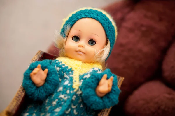 Gamla leksak är en vintage docka med blå ögon i en ylle hatt. Objekt från tidigare. — Stockfoto