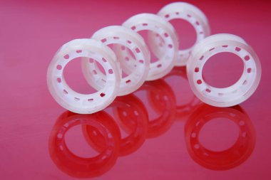 Kırmızı bir arka plan üzerinde yapışkan bant. Ofis işleri için öğeleri